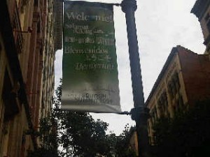 Tulisan "Selamat datang" di dekat David L. Lawrence Convention Center, Pittsburgh