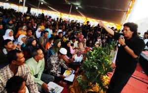 Cak Nun gave a speech in the joint Reflection & Fast Breaking event for the victims of the Sidoarjo Mud Flow disaster.