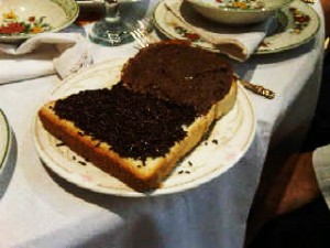 Roti bakar Ibu Roos yang menjadi rebutan saat buka puasa keluarga besar