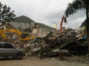 Dahsyatnya gempa membuat Hotel Ambacang Padang tinggal puing-puing