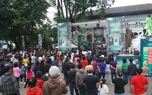 Konser Esia Music City di Bandung, memperkenalkan Hape Esia Musicbox