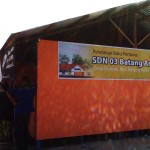 Sementara gedung baru dibangun, aktivitas belajar dilakukan di gedung berdinding triplek dan beratapkan seng